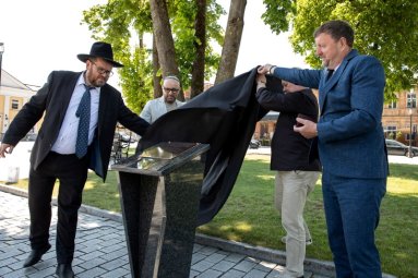 Žagarėje atidengtas paminklas rabinui Izraeliui Salanteriui