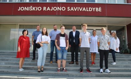 Savivaldybės vadovai pasveikino rajono abiturientus šimtukininkus