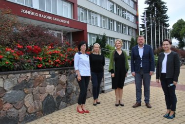 Įteiktas Joniškio rajono garbės ambasadoriaus ženklas joniškietei iš San Diego