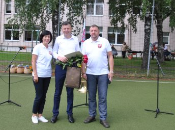 Joniškiečių pikniko Rygoje metu įteiktas Joniškio rajono garbės ambasadoriaus ženklas