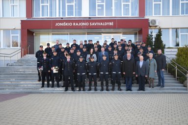 Su profesine švente pasveikinti ugniagesiai gelbėtojai