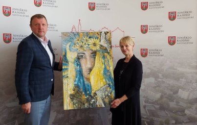 Joniškietės dailininkės kūrinys padovanotas savivaldybei