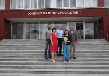 Joniškio rajono garbės ambasadoriaus ženklas įteiktas Astai Gulijevai