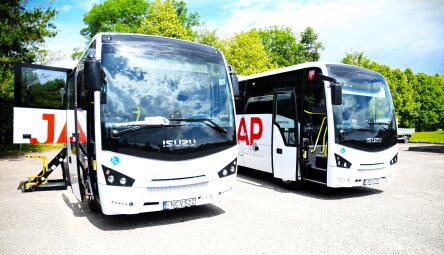 Joniškio autobusų parką papildė du žmonėms su individualiais poreikiais pritaikyti autobusai