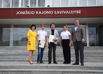 Savivaldybės vadovai pasveikino rajono šimtukininkus