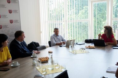 Pristatytas projektas „Paslaugų, skatinančių ir efektyviai palaikančių globą šeimos aplinkoje,...