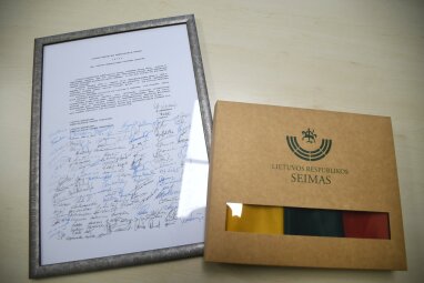 LR Seimo rūmuose įteiktos trispalvės ir Kovo 11-osios akto dokumentai