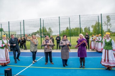 Skaistgiryje atidarytas atnaujintas gimnazijos sporto aikštynas