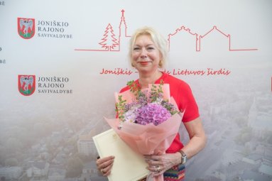 Aidai Abromas įteiktas Joniškio rajono garbės ambasadoriaus ženklas