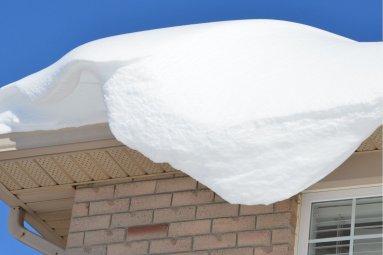 Sniegas ant stogų – pavojus žmonėms ir jų turtui
